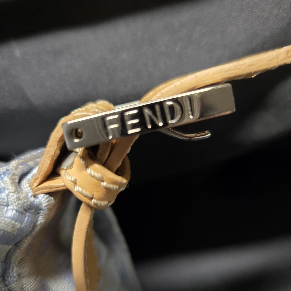 Fendi Zucchino Mama Baguette shoulder bag light blue canvas with silver hardware - Picture 7 of 16